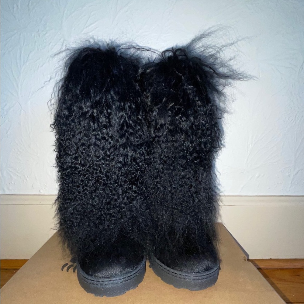 Size 9 black Bearpaw furry boots